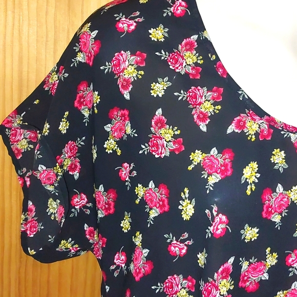 Cute Top - Picture 2 of 5